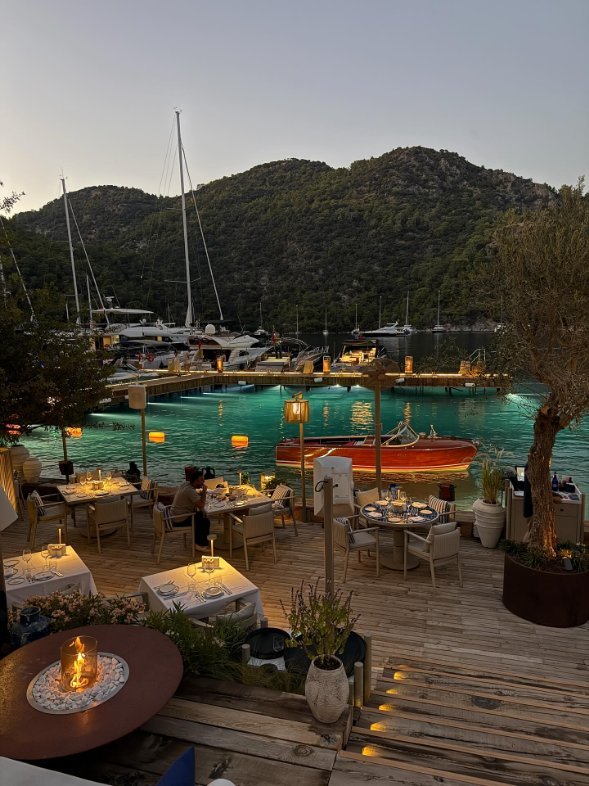 Göcek'te Denizden Ulaşılan Lüks Restoran Turistlerin Gözdesi Oldu