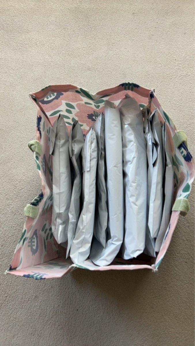 osuzu_ma's tweet photo. 実は、夏のアパレルには”ラクに売る”ヒントがあります。

それは、1着の利益だけで判断しないこと。

夏物は薄くてかさばらないので、ゆうパケットポストで発送できる商品が多く、送料を抑えやすい‼️

さらに回転も早いので、資金も回しやすいんです。

「夏はしんどい」と言われることもありますが、見方を変えると意外と狙い目のシーズン🤫