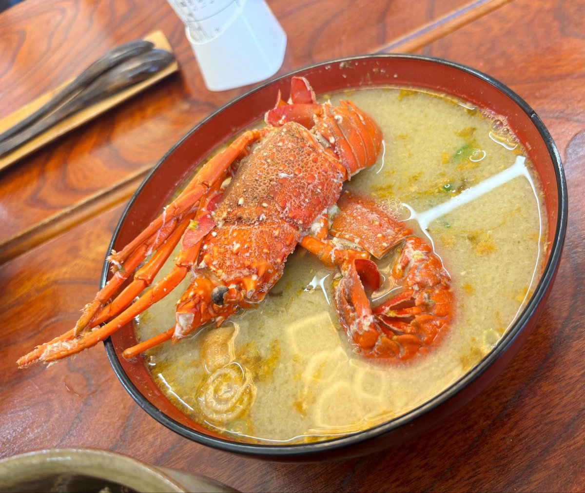matoroon11_m's tweet photo. でか伊勢海老とでか海鮮丼🦐
海鮮はカロリーゼロ0️⃣
＃ビーコルダイエット部 https://t.co/n8iO1x9uIY