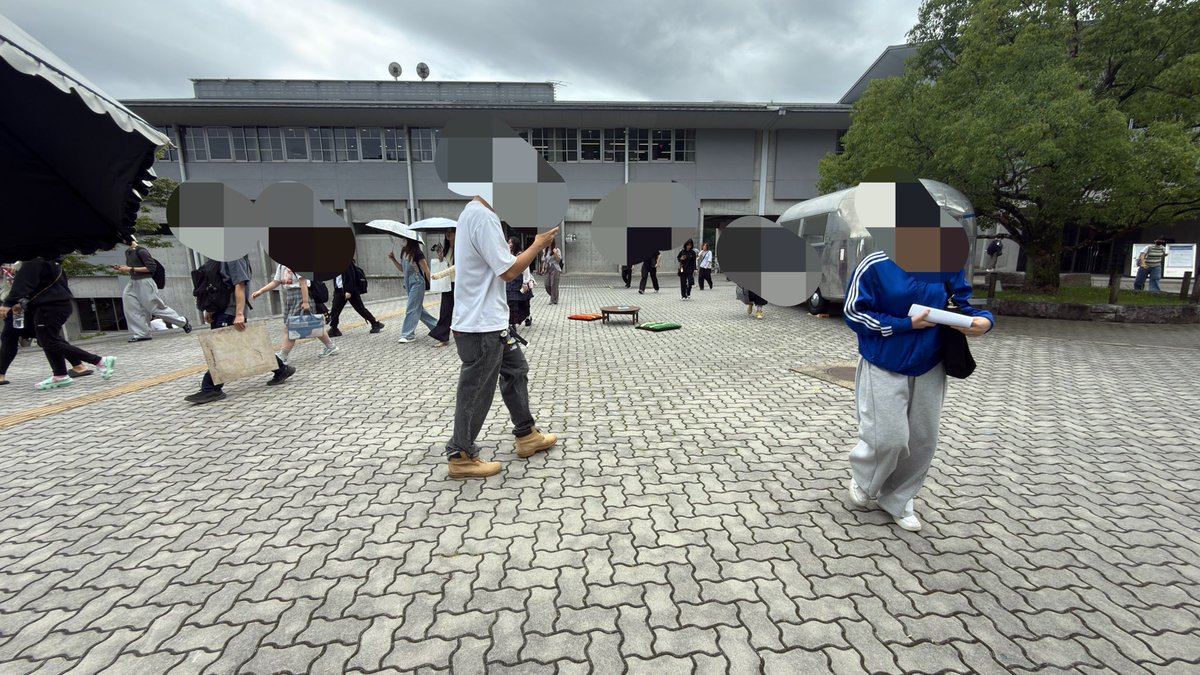 issiki0713's tweet photo. 京都精華大学に入ると野生のちゃぶ台と出会えるらしい https://t.co/bNCA443Wzv