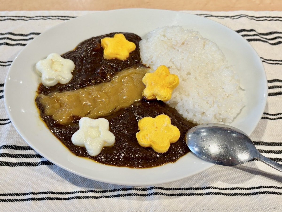 nailukare's tweet photo. 🌌🎋今日は七夕🎋🌌

今日の夜ご飯は、ナイルカレーでかわいく盛り付け🍛✨

盛り付け例をご紹介します！

復刻カレーで天の川に見立て、卵で星やお花のトッピングをしました🌟

今夜の七夕ご飯にいかがですか？😊

彦星と織姫が無事出会えますように…💑💖 https://t.co/4pAbz2IlMs