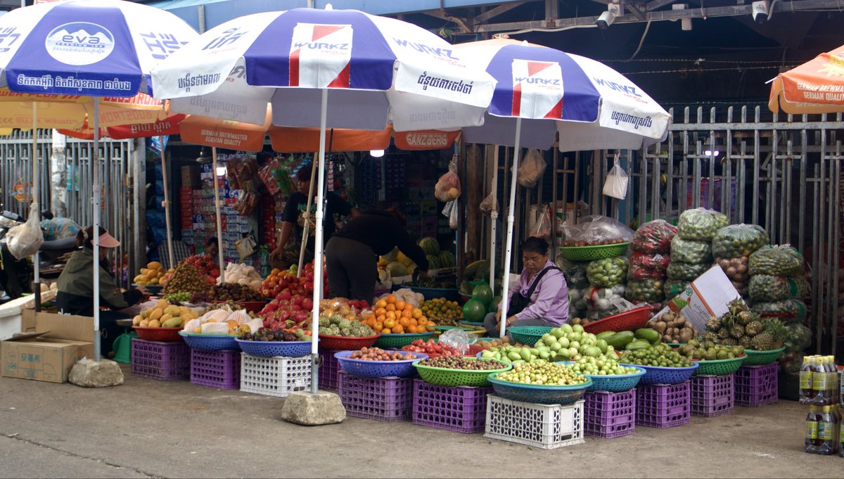 Iwashereyt's tweet photo. Sihanoukville ✌🏻 Some pics from around the Phsar leu market #sihanoukville #cambodia #market #streetphotography #asia https://t.co/3UspETa500