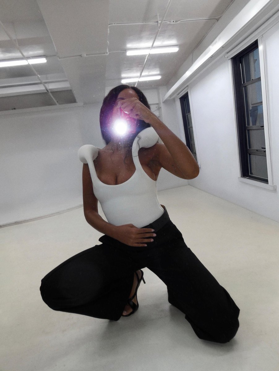 solangenobr's tweet photo. “I love clothes I hate leaving the house 🦀”

Solange via Instagram https://t.co/TEn5YiHY5b