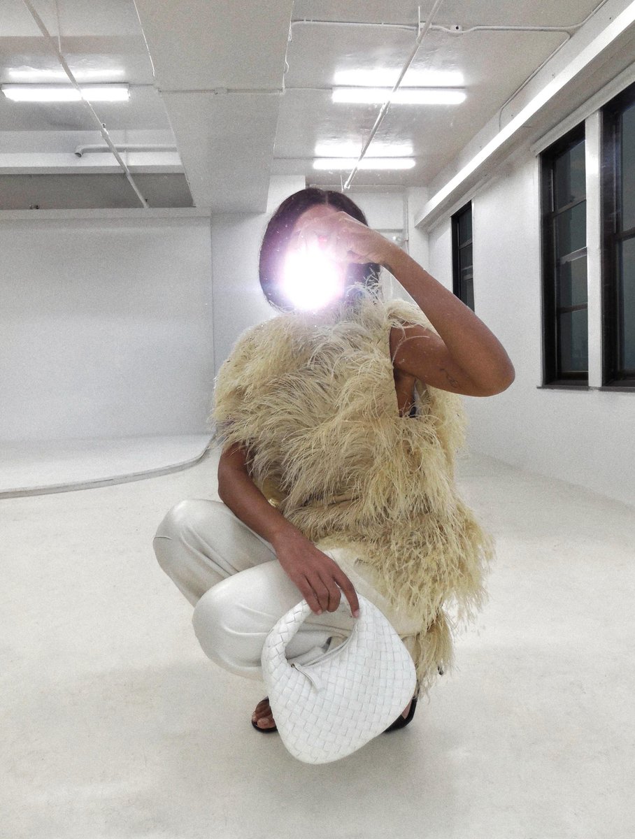 solangenobr's tweet photo. “I love clothes I hate leaving the house 🦀”

Solange via Instagram https://t.co/3UQIxW5HK8