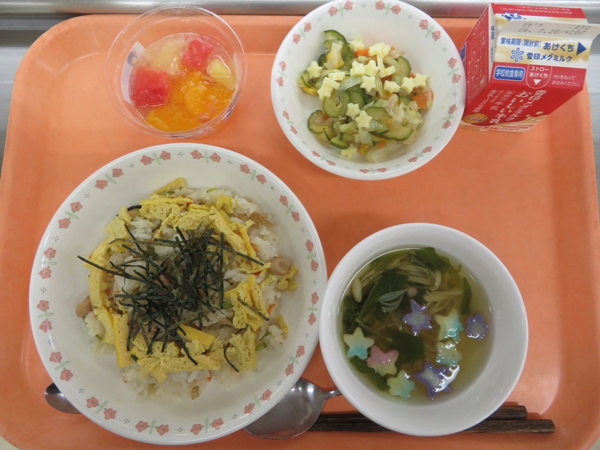 denenchofusses's tweet photo. ７月７日(火)今日の給食です。    
・七夕ちらし寿司
・星型チーズ入りサラダ  
・すまし汁
・七夕フルーツポンチ
・牛乳 https://t.co/YQU1fLQ1GZ
