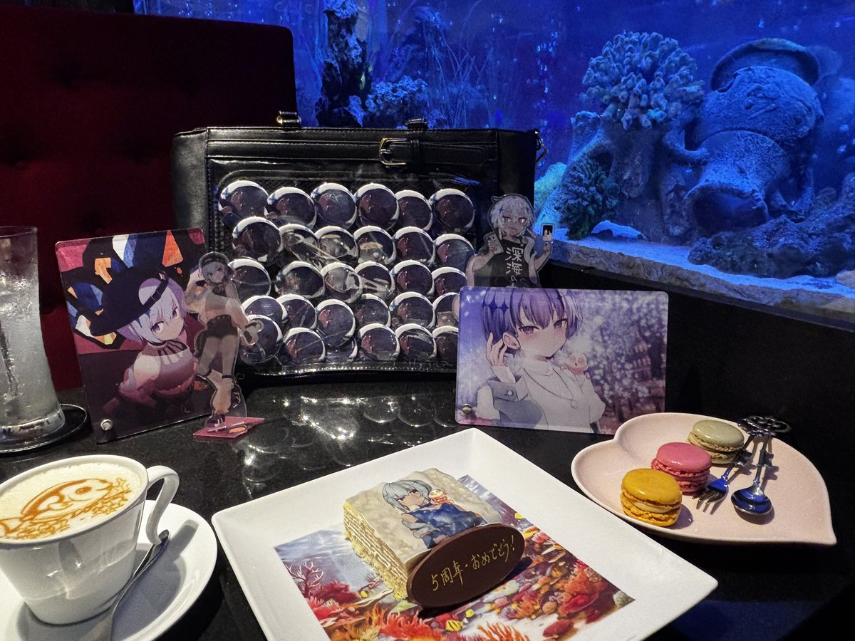 yoizakura__'s tweet photo. いつか行きたかった、えぼえぼにピッタリの深海コンセプトのカフェにお邪魔して来ました〜！

多分これ以上の推し活カフェはもう出会えないかもしれない…

5周年、おめでとう🎊🎉
これからも、推していきます…！

#烏星の水槽 https://t.co/uXXXZozuvC