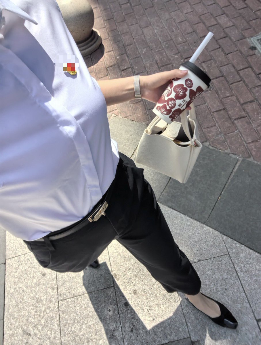 eylem_mm's tweet photo. 午休时间出来看看有没有帅哥😁会有人喜欢穿正装的体制内女生吗？很多人可能觉得太正经不好泡，其实我私下很渴望那种淫乱的生活😂因为晚上的时候我脑子就特别不正经，只能在外网才能发泄我的内心想法 https://t.co/OiE9KUQi1v