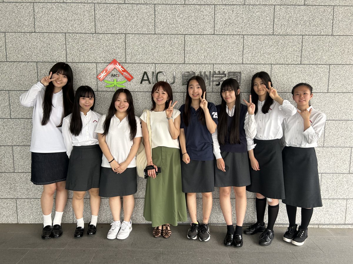 aicj_ed_jp's tweet photo. 長年カンボジアの教育や現状を発信されているアナウンサーの久保田夏菜さんが、本校生徒のボランティア活動をご覧になるためにお越しくださいました。
生徒たちが「カンボジアひろしまハウス」の子どもたちへオンラインで英語を教える姿に、温かいエールをいただき大きな励みとなりました。 https://t.co/j9SoP5nE0j