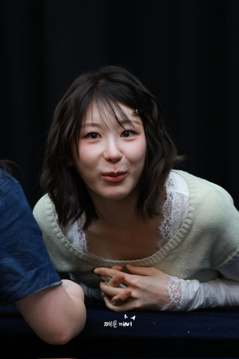 jjaeyonkkaebi's tweet photo. 사랑하는 채연시 🤍 #여니왔어요 

비온뒤 날씨가 완전 찜통이다🥵🥵
오늘 스캐쥴 화이팅❣️❣️ 더위조심

20260704 위드뮤 팬사인회 
장꾸 눈빛에 😍😍
꿀이 뚝뚝😍😍떨어진다
#이채연 #LEECHAEYEON 
#TILLIDIE #NTOTD #노티온플 
#NoTearsOnTheDancefloor https://t.co/62KgVPEy8y