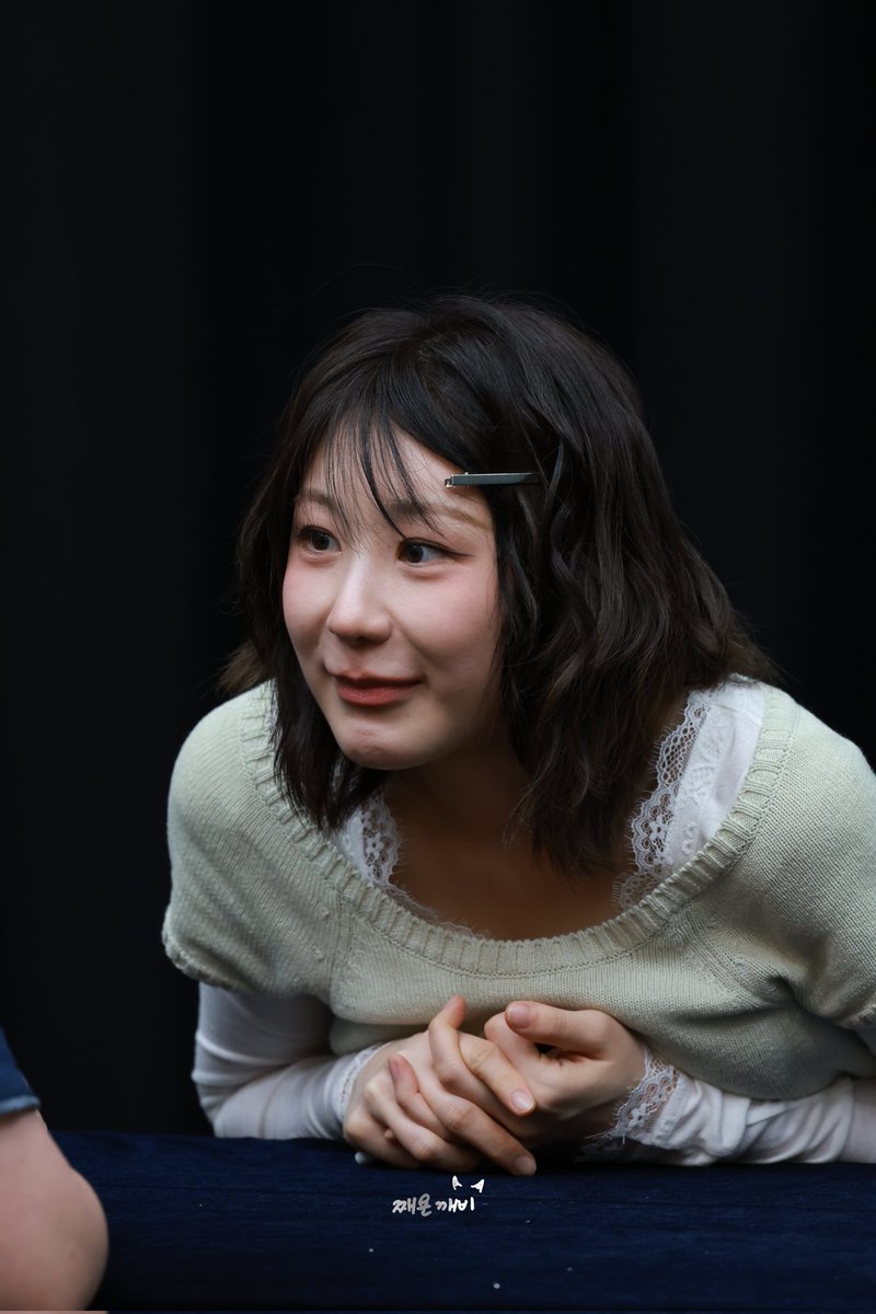 jjaeyonkkaebi's tweet photo. 사랑하는 채연시 🤍 #여니왔어요 

비온뒤 날씨가 완전 찜통이다🥵🥵
오늘 스캐쥴 화이팅❣️❣️ 더위조심

20260704 위드뮤 팬사인회 
장꾸 눈빛에 😍😍
꿀이 뚝뚝😍😍떨어진다
#이채연 #LEECHAEYEON 
#TILLIDIE #NTOTD #노티온플 
#NoTearsOnTheDancefloor https://t.co/62KgVPEy8y