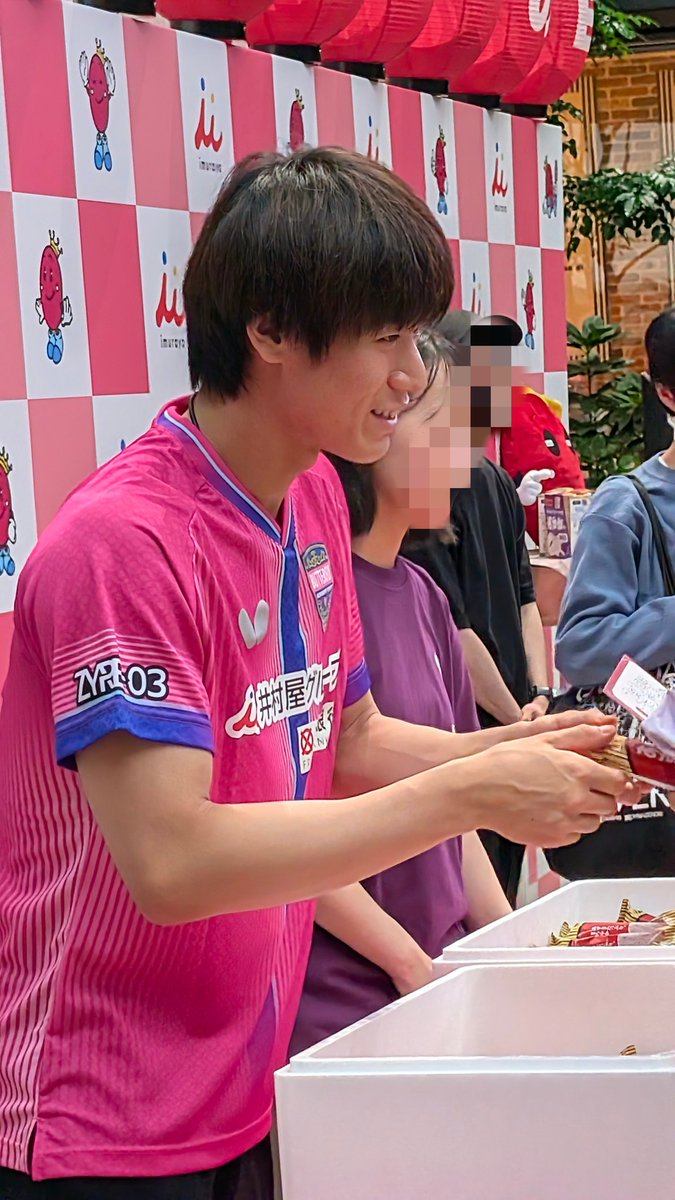 igatti315's tweet photo. 投稿遅くなってしまいましたが…　6/26.コレド室町テラス 1F大屋根広場にて
井村屋さんの『あずきバー祭り2026』が開催され、戸上隼輔選手からあずきバーをいただきました✨ https://t.co/F51lI4dkMd
