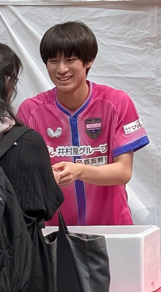 igatti315's tweet photo. 投稿遅くなってしまいましたが…　6/26.コレド室町テラス 1F大屋根広場にて
井村屋さんの『あずきバー祭り2026』が開催され、戸上隼輔選手からあずきバーをいただきました✨ https://t.co/F51lI4dkMd
