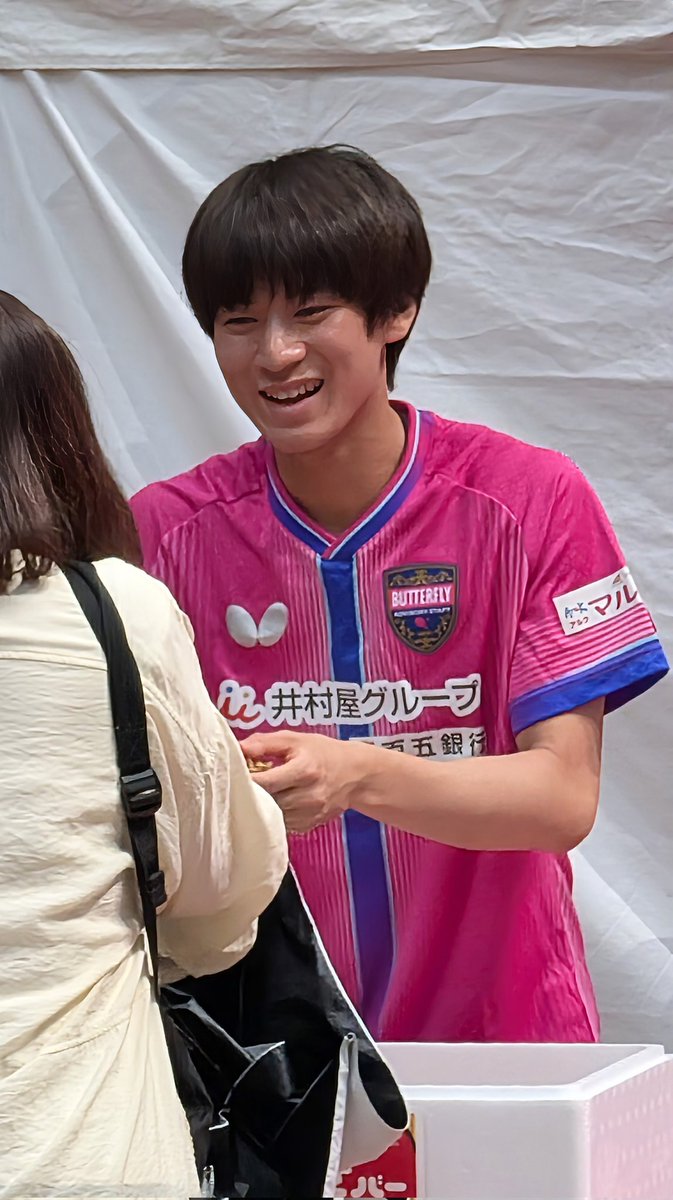 igatti315's tweet photo. 投稿遅くなってしまいましたが…　6/26.コレド室町テラス 1F大屋根広場にて
井村屋さんの『あずきバー祭り2026』が開催され、戸上隼輔選手からあずきバーをいただきました✨ https://t.co/F51lI4dkMd