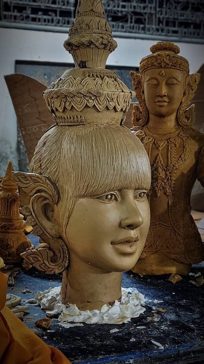 the_lisapopbase's tweet photo. LISA is truly Thailand's pride. Her influence inspires the younger generation while bringing Thai culture closer to them— inspiring a Buddhist Lent candle sculpture. 🇹🇭✨✨

@/Erislynx 
#LISA @wearelloud https://t.co/woag9PGATt