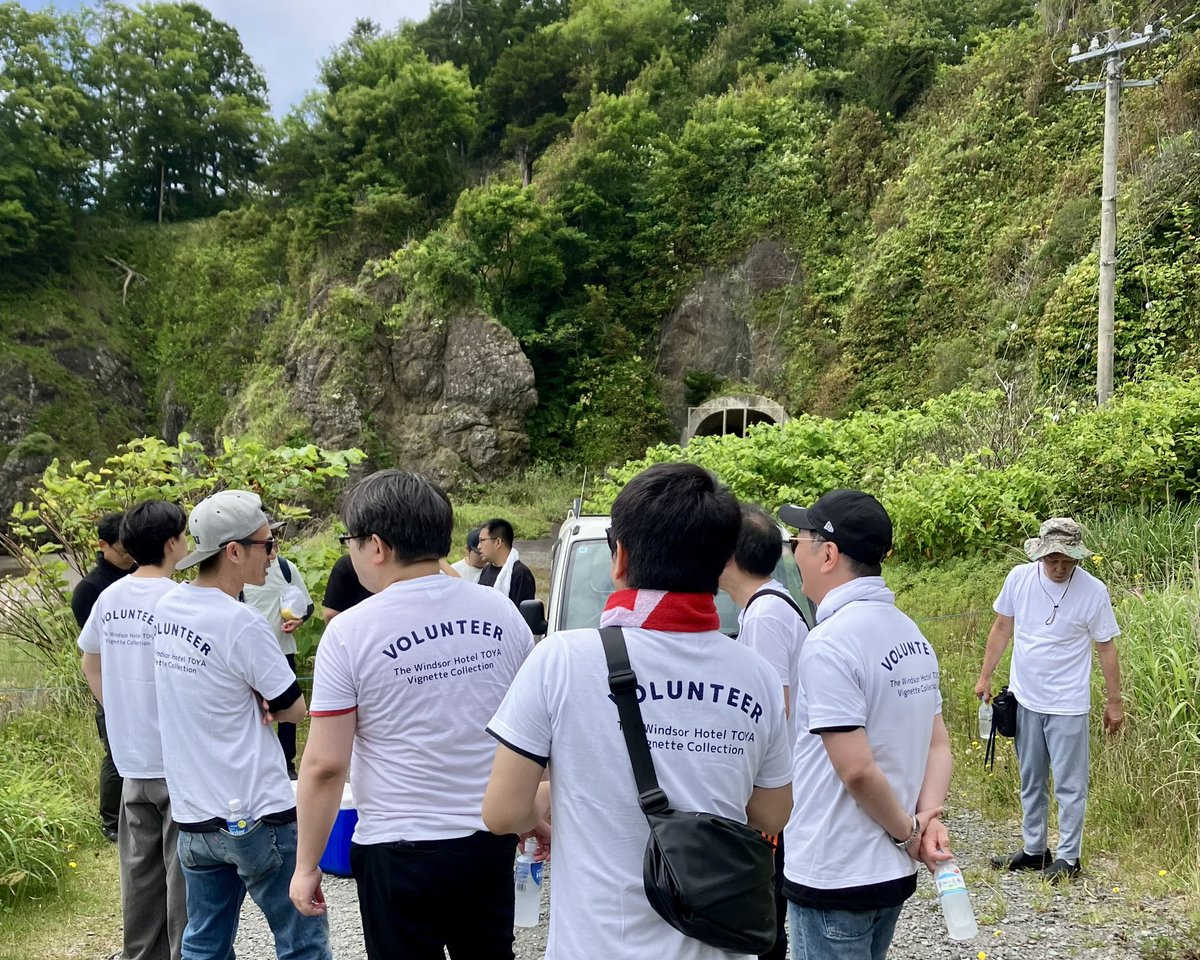 TheWindsorTOYA's tweet photo. 🌿【環境ボランティア活動報告】🌿
豊浦町商工会青年部主催の海岸清掃活動に、ウィンザーホテルスタッフも参加いたしました。皆で協力しながらごみ拾いを行い、恵まれた自然環境を有する噴火湾の美しい海岸を守ることの大切さを改めて実感しました。今後もより良い環境づくりに取り組んでまいります。 https://t.co/KI9KlxC4Ez