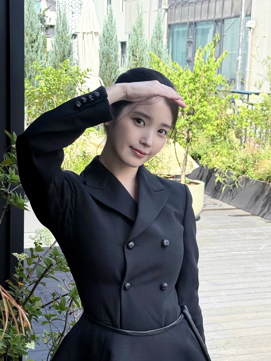 seoksamo's tweet photo. everyone pause and look at this garden fairy 🧚🏻‍♀️✨ https://t.co/MezO01veIK