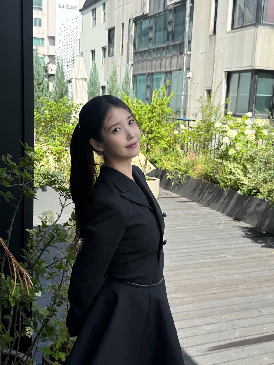 seoksamo's tweet photo. everyone pause and look at this garden fairy 🧚🏻‍♀️✨ https://t.co/MezO01veIK