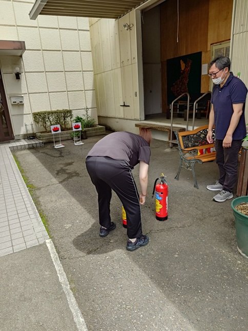 mssKIRARI's tweet photo. きらりで消防訓練を実施しました。

訓練はどの事業所でも定期的に義務づけられており、今回は消火器を使用した消火訓練と防災DVDの視聴をしました。

利用者も参加し、しっかり訓練されていました。 https://t.co/whpVwuhuRV