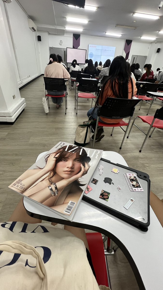 homeykwong's tweet photo. ในวันที่รีบมาเรียนจนหยิบหนังสือมาผิด🫩 https://t.co/KAcHA2Eu7e