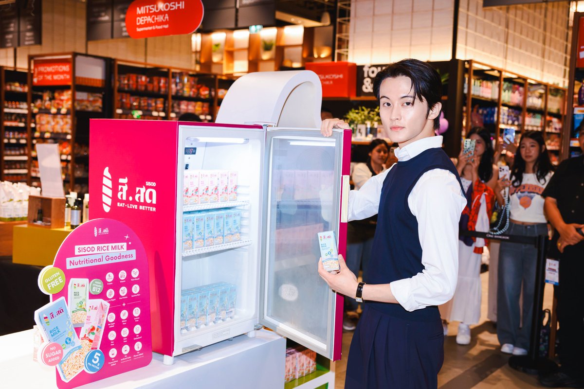 sisodofficial's tweet photo. 🚨 LAST DAY! 🚨
ใครอยากชิม "วานิลลาบลู" วันนี้วันสุดท้าย! 💙

มาเก็บความอร่อยและโมเมนต์ฟินๆกัน
ที่ Pop-up Store ก่อนงานจบ!
พลาดแล้วจะเสียดายแย่น้าาา ~

ภายใน Pop-up มีอะไรบ้าง :
☕️ เช็กอินมุมคาเฟ่และมุมถ่ายรูปสุดน่ารัก
💚 ถ่ายภาพสแตนดี้พร้อมลายเซ็นให้จุใจ
👕 เก็บภาพโมเมนต์กับ Dream Styles
🎁 ร่วมลุ้นหมุนกาชาปอง สุดน่ารักกลับบ้าน

พวกเราสแตนด์บายรอทุกคนอยู่นะคะ ✨
📍The Storeys ชั้น G, One Bangkok

#SISODRICEMILKSPECIALEVENTWITHMARKLEE
#SISODRicemilkxMARKLEE #MARKLEE                               #SISOD #รักมั้ยRicemilk #น้ำนมข้าวสีสด