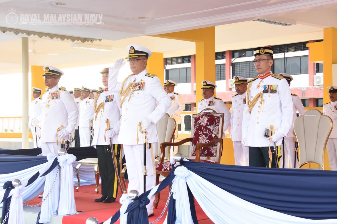 MkPLTLDM's tweet photo. Perbarisan Penghargaan dan Majlis Ramah Mesra Komander Pangkalan Lumut telah diadakan bersempena pertukaran keluar Laksma Hj Jamaludin bin Hj Sairi sebagai penghargaan atas kepimpinan, jasa dan bakti beliau sepanjang menerajui Pangkalan TLDM Lumut.
#NavyUpdate
#NavyPeople https://t.co/vTcSvW3UQ9