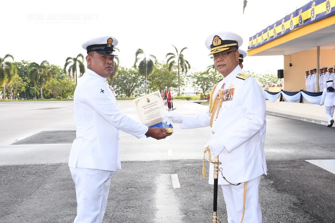 MkPLTLDM's tweet photo. Perbarisan Penghargaan dan Majlis Ramah Mesra Komander Pangkalan Lumut telah diadakan bersempena pertukaran keluar Laksma Hj Jamaludin bin Hj Sairi sebagai penghargaan atas kepimpinan, jasa dan bakti beliau sepanjang menerajui Pangkalan TLDM Lumut.
#NavyUpdate
#NavyPeople https://t.co/vTcSvW3UQ9