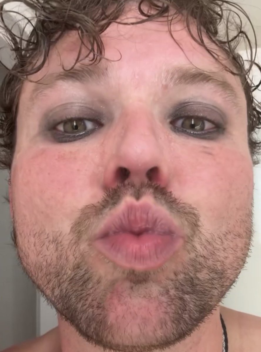 ssunsetter's tweet photo. happy birthday to Ashton <3!
literally one of my fav ppl for the past 14 years and so grateful to have grown up loving him. 
grateful for every interaction we’ve had &amp; to be a fan of someone who loves his supporters as much as Ashton does. 
🥺⭐️🤠⭐️ @Ashton5SOS https://t.co/3l5hEVwPJN