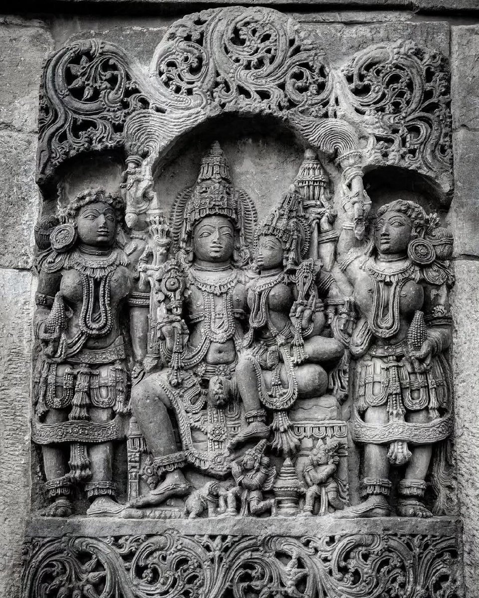 TheAdivasiyat's tweet photo. Chennakeshava Temple is a 12th-century masterpiece located in belur, Karnataka. 

The power of ancient sculptors is unmatchable ✨ https://t.co/1tzJLC05zm