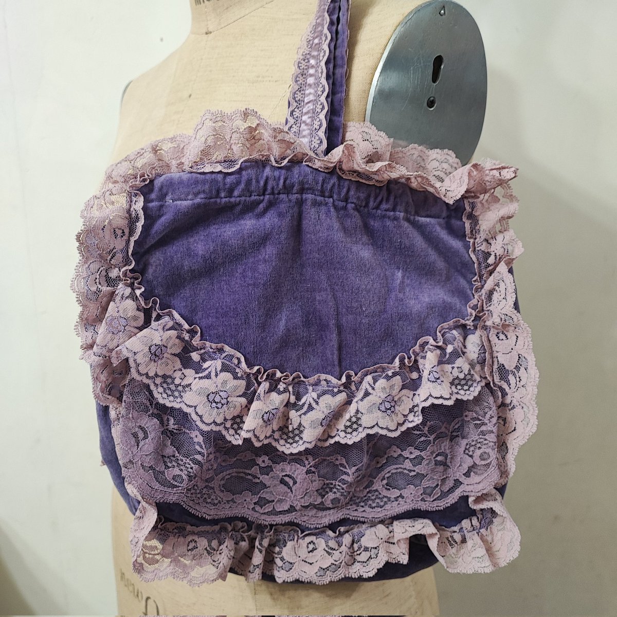 piGmalian's tweet photo. 紫の別珍生地にレースが可愛い💜
巾着バッグです。

ワンハンドルなのも可愛い♫
お財布、スマホ、持ち歩きコスメ、読みかけの小説…などなど、割とたくさん入るサイズ感かなと思います☺️

#ヴィンテージバッグ https://t.co/AGu0VBLuLK