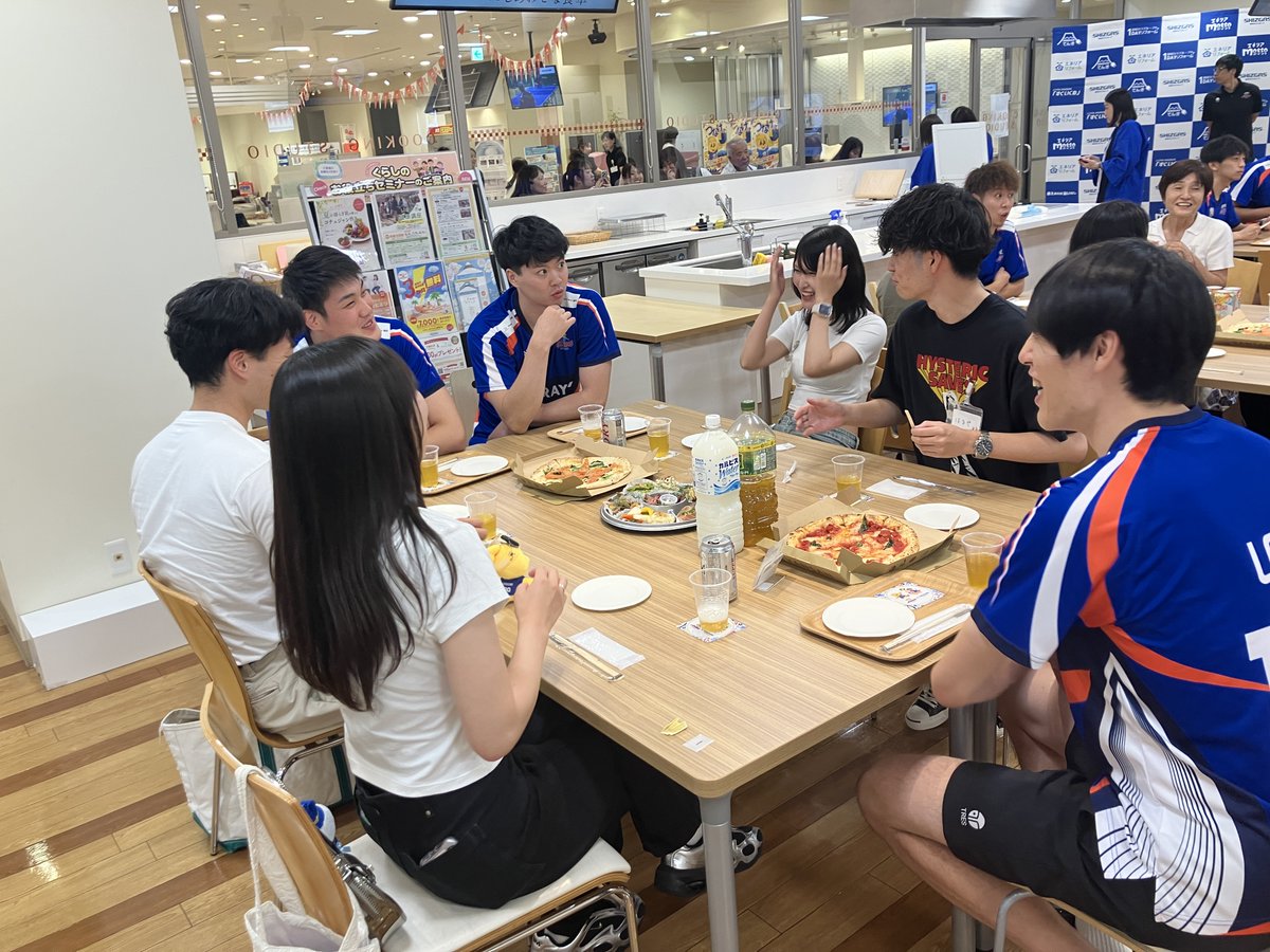 shizuokagas_pr's tweet photo. ＼✨#東レアローズ静岡 ファンミーティング開催✨ 🏐／

7/4（土）「SHIZGASでんき 東レアローズ静岡応援パック」ご契約者さま限定のファンミーティングを開催しました✨

当日は、新加入の #8中島健斗選手、#11藤中颯志選手 を含む、総勢11名の選手が参加！
選手たちとの距離が近い交流イベントならではの特別な時間となり、会場はたくさんの笑顔に包まれました😊

あなたの電気で、「推し」のチームを全力応援！

応援パックの魅力はこちら👇
✅ 電気料金の一部がチームの支援金に！
✅ サイン入りグッズや選手との交流イベントの参加権が当たるチャンス🎯
✅ 試合結果や来場でポイントがどんどん貯まる！

詳細はこちら👇
https://t.co/bZ5Nqyltxo
@TORAY_ArrowsMEN