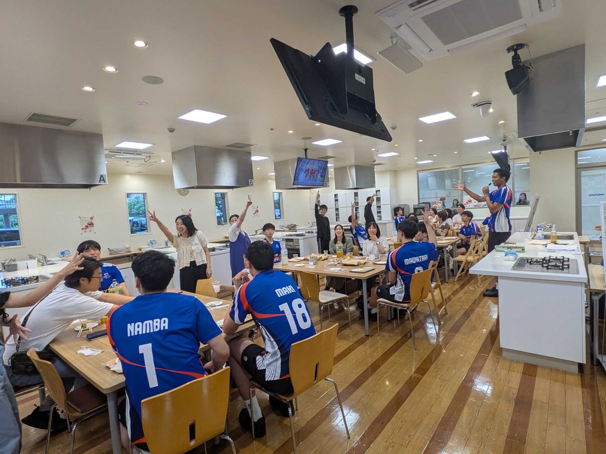 shizuokagas_pr's tweet photo. ＼✨#東レアローズ静岡 ファンミーティング開催✨ 🏐／

7/4（土）「SHIZGASでんき 東レアローズ静岡応援パック」ご契約者さま限定のファンミーティングを開催しました✨

当日は、新加入の #8中島健斗選手、#11藤中颯志選手 を含む、総勢11名の選手が参加！
選手たちとの距離が近い交流イベントならではの特別な時間となり、会場はたくさんの笑顔に包まれました😊

あなたの電気で、「推し」のチームを全力応援！

応援パックの魅力はこちら👇
✅ 電気料金の一部がチームの支援金に！
✅ サイン入りグッズや選手との交流イベントの参加権が当たるチャンス🎯
✅ 試合結果や来場でポイントがどんどん貯まる！

詳細はこちら👇
https://t.co/bZ5Nqyltxo
@TORAY_ArrowsMEN