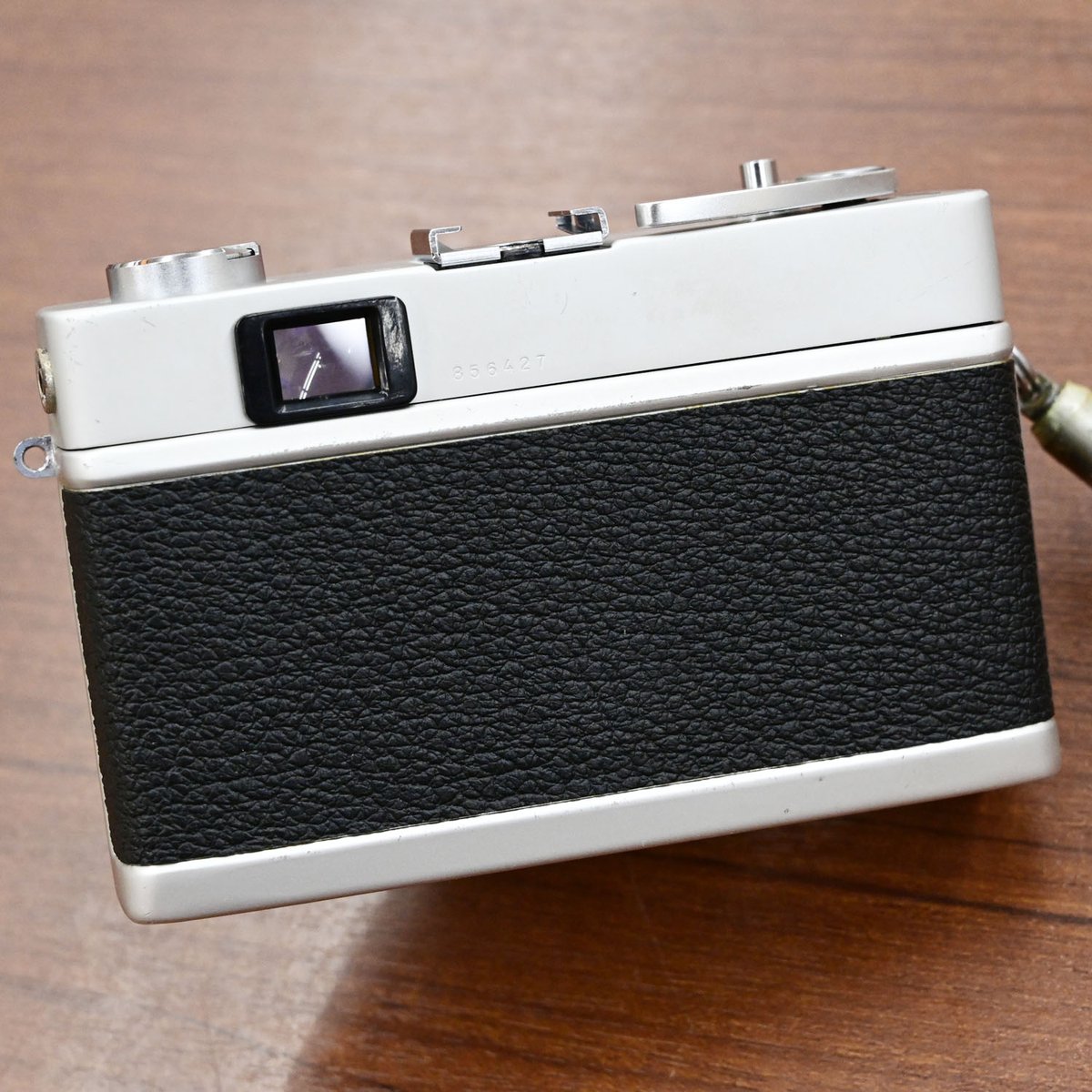 champcamera's tweet photo. #KonicaC35(整備済)¥24,000- by #青葉台 店
HEXANON 35mm F2.8の写りとコンパクトでクラシックなデザインに定評のある大人気の「Konica C35」。愛称は「#ジャーニーコニカ」
どこへでも気軽に持っていけるサイズ感がステキで露出制御はプログラムAE式でピントを調整するだけで撮影を楽しめます。
こちらは安心のオーバーホール済み個体になります。
#田園都市線
https://t.co/ieYk70uWpy