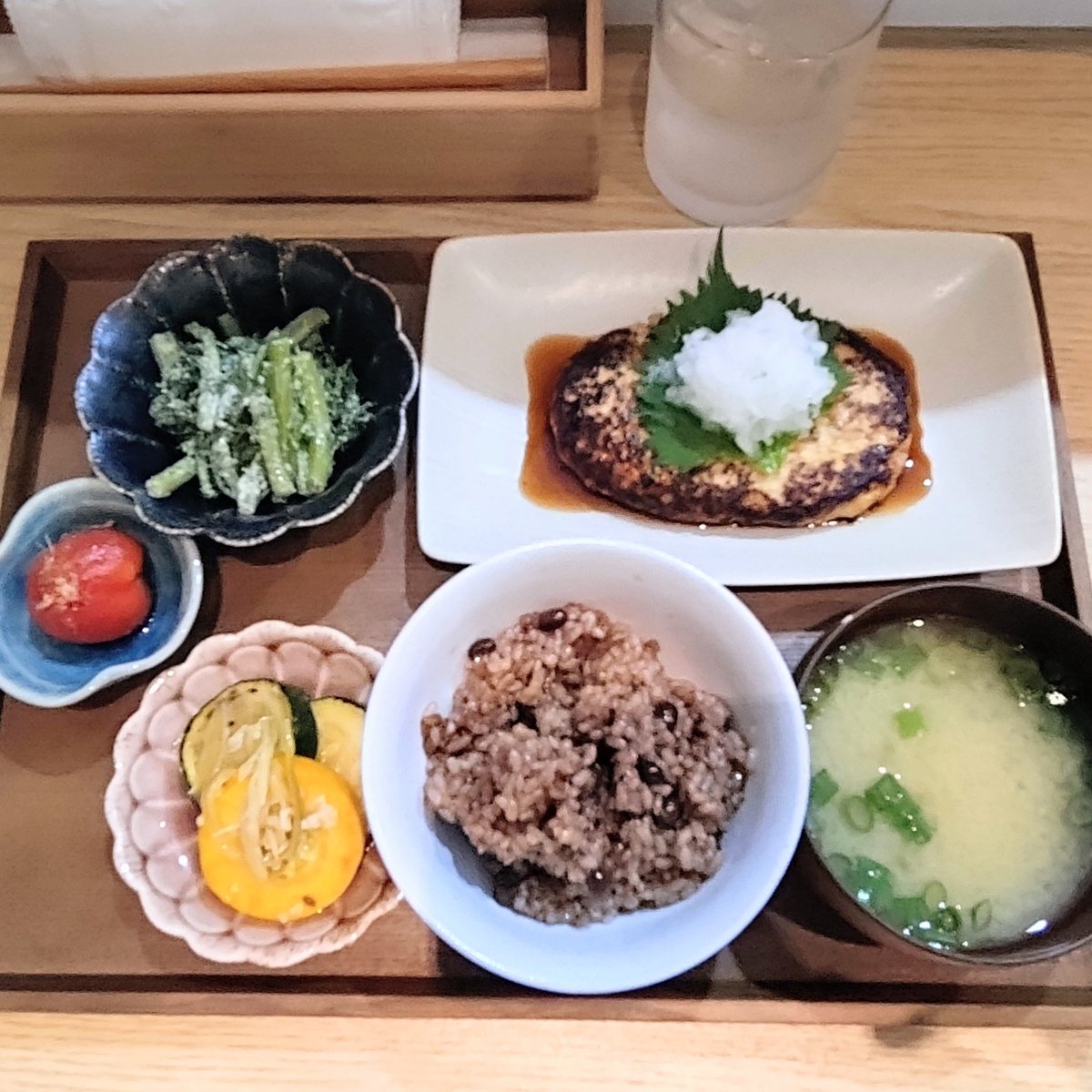 kooomochan's tweet photo. 発酵玄米に目がない私。
勤務先近くに健康食レストランを発見。黙々と食事。
常連客と店主が「休み取らないとメンタルに良くないから休め休め〜」という話をしていました。本当、それ。

人手不足だからと頼まれ、仕方なく30連勤して我慢の限界を遥かに超えて大爆発して辞めたから。
週一は休む。笑 https://t.co/Dp0lkkMYsD