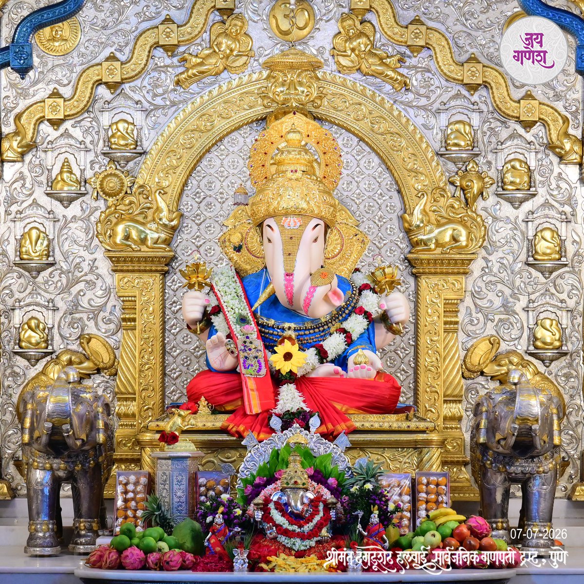 DagdushethG's tweet photo. 🌺 मंगळवारचे सजलेले बाप्पांचे सुंदर रूप🌺

https://t.co/CW7Tnb7MzJ

#shrimant #dagdushethhalwaiganpati
#shrimantmoraya
#shrimantdagdusheth
#dagdusheth #dagdushethganpati #pune #punekar https://t.co/HtdiE6v7hO