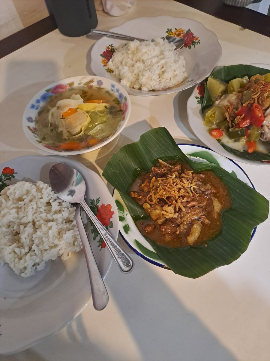 lailatulkhs's tweet photo. Rekap Kulineran di Jogja: 
1. Kedai Rukun
2. Bakmie Petbun
3. Donatsur
4. Roka Ramen https://t.co/ciRN8M8IXA