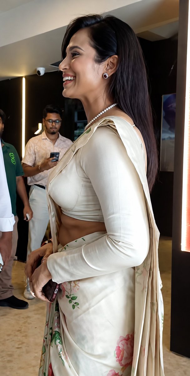 vaitheesh413004's tweet photo. Ramya Pandian Latest Clicks 🤍😻
 
The sharpness and fluffynes 😋🥵
Must be soft and smooth🤤 

#RamyaPandian #JanaNayagan https://t.co/SKEYLQtEft