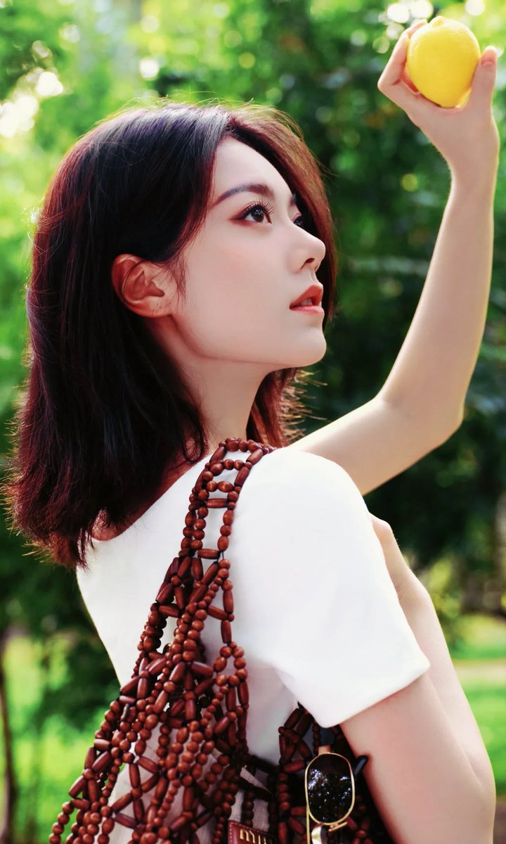 MagicOutco63843's tweet photo. Girl in the Light​ ✨
She looks as if she's glowing from within.
Light has its own intentions.
ZhaoJinmai #MiuMiuGlobal #MiuMiuAmbassador #GlowUp #CaughtTheLight #FashionEditorial #SheShines https://t.co/dSeiWFGgdS
