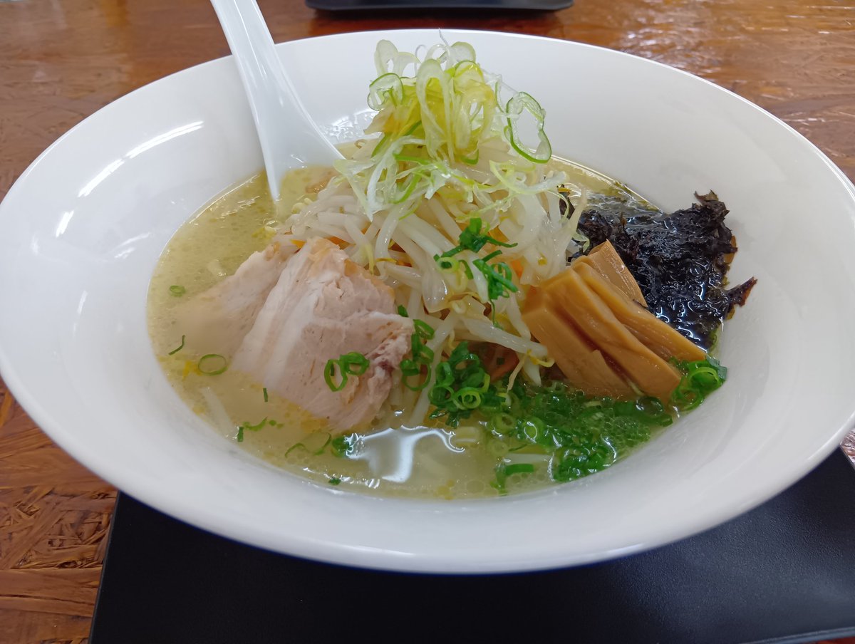 picopiro's tweet photo. 久しぶりに職場の同僚と昼休みに塩分補給🍜
新規開拓！
行ったことない麺屋って勇気いるよね？！
#笑門 https://t.co/RZTbQnFhjn
