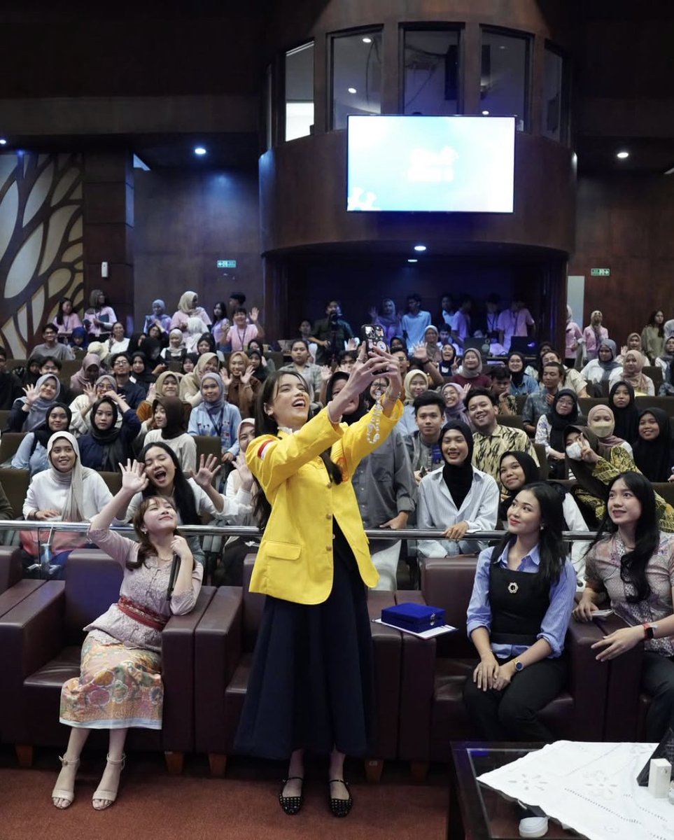 insidefolkative's tweet photo. Sabrina Chairunnisa umumkan dirinya undur diri sebagai mahasiswa Universitas Indonesia (UI) karena akan pindah dan melanjutkan studi di New York, di caption postingannya ia bilang, 

"A day I’ve been putting off for a long time has finally come🥹 It’s hard to let go of something that once meant so much, but sometimes moving forward means having the courage to choose a different path. Things change. Plans change. People change. But one thing remains the same, we have to keep moving forward. Bye, UI🤍"