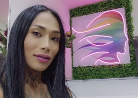 j__kos's tweet photo. Qué lindo que Karina Torres decidió utilizar elementos de su salón de belleza para las pistas de su revelación. 

Fue uno de sus grandes logros después de su rehabilitación, y ahora lo llevó a la pantalla grande. 

Que feliz me siento por ella <3

#LaCasaDeLosFamososMx https://t.co/vkq3tesPCk