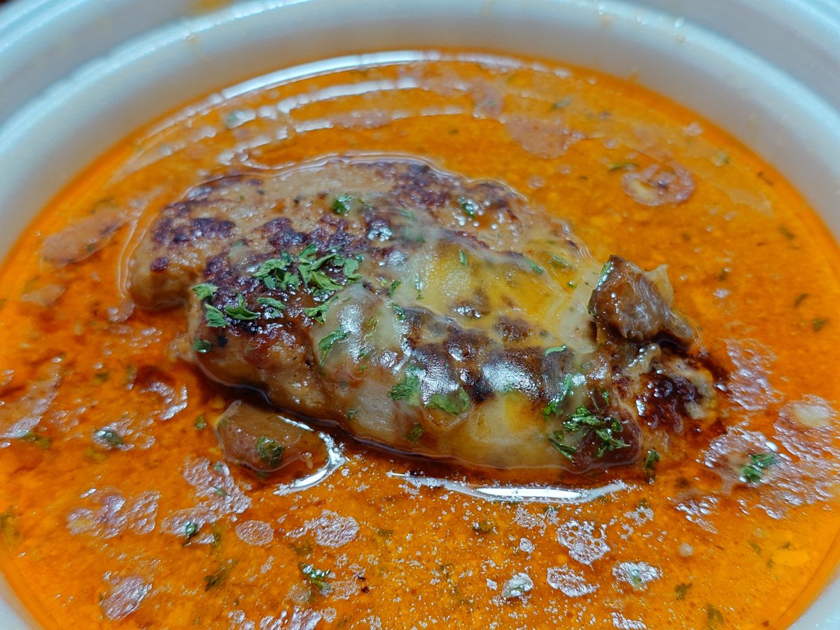 Powerskillmagic's tweet photo. 松屋のブラウンソースハンバーグシングル100gを食べて「美味え〜！」になったので、この前トリプル300g……更にチーズのを頼んだのだけれど、個人的にはソースが多過ぎた。
ハンバーグ自体美味しいし、ソースも美味しい。けど……ソースはこんな肩まで浸かるくらいの3枚中2枚見えないくらいソースが入ってるとは思わなんだ。
写真見るとちょうど良い感じに見えるけど、底に2枚ハンバーグがあってソースがたっぷりなんだ。
個人的には1枚分のソースちょっとプラスに3枚の方がとは思った。
とはいえまた食べたいって思うからブラウンソースハンバーグは最近の食事でヒットだわ。
通常扱いすれば良いのに。