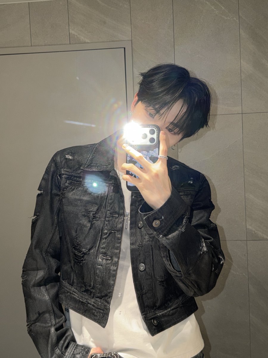 at_ALL_H_OURS's tweet photo. [#현빈]
멘트 추천 좀

#ALL_H_OURS #올아워즈
#HYUNBIN #현빈 https://t.co/ueBhMSRU7j