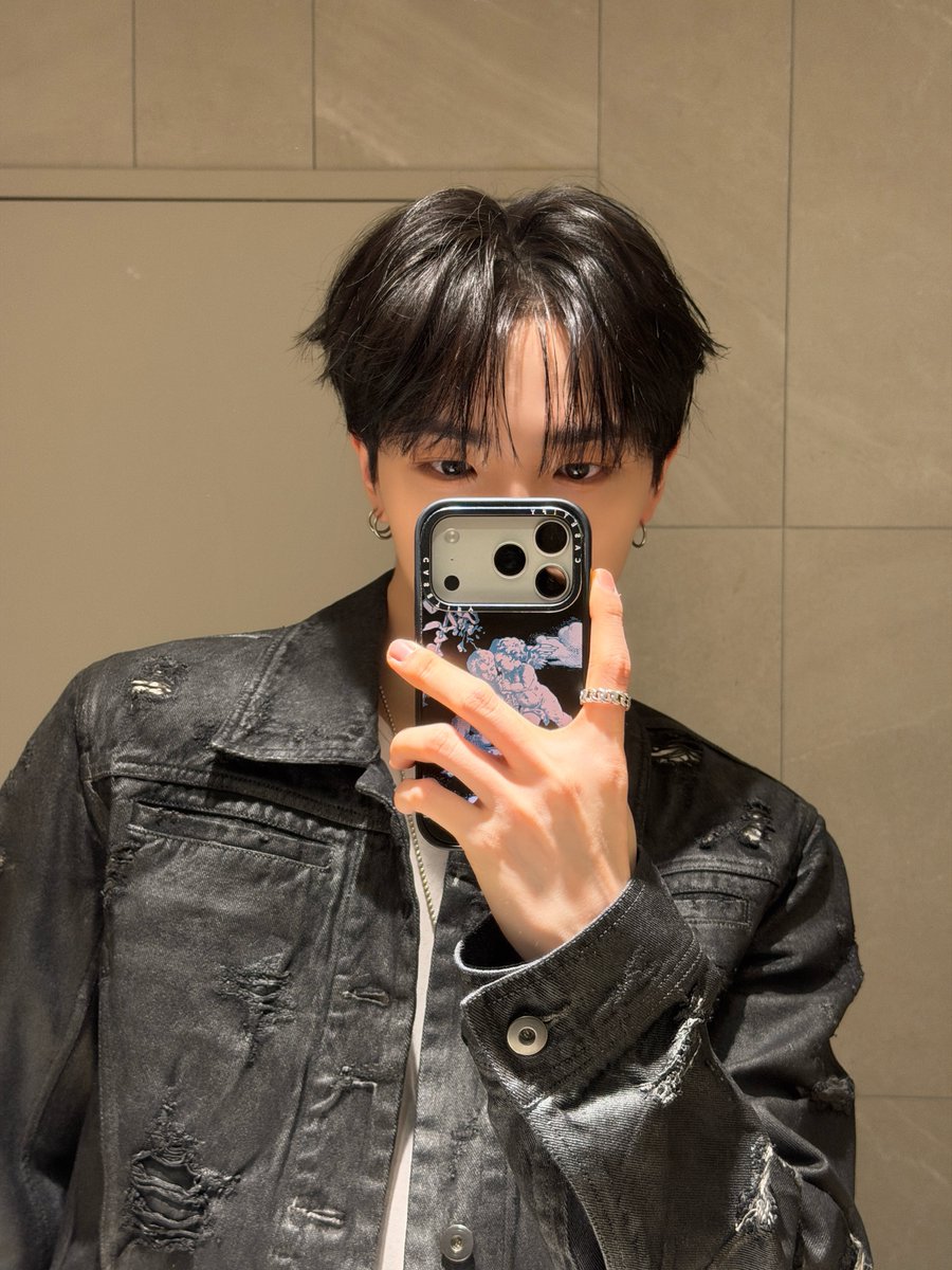 at_ALL_H_OURS's tweet photo. [#현빈]
멘트 추천 좀

#ALL_H_OURS #올아워즈
#HYUNBIN #현빈 https://t.co/ueBhMSRU7j