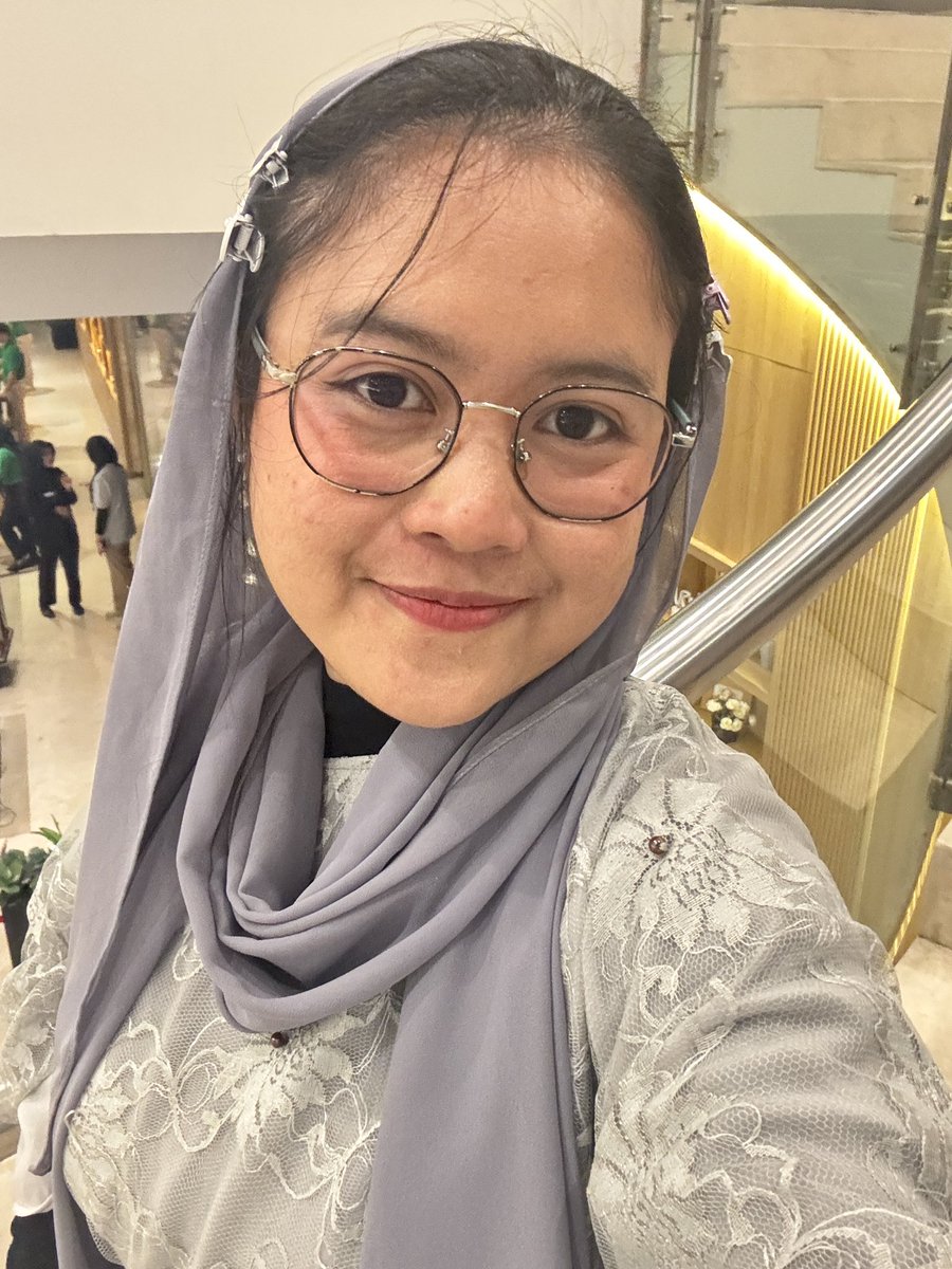 dnizproject's tweet photo. Satu-satu pada nikah, aku kapan? :( https://t.co/ewNbisx2gF