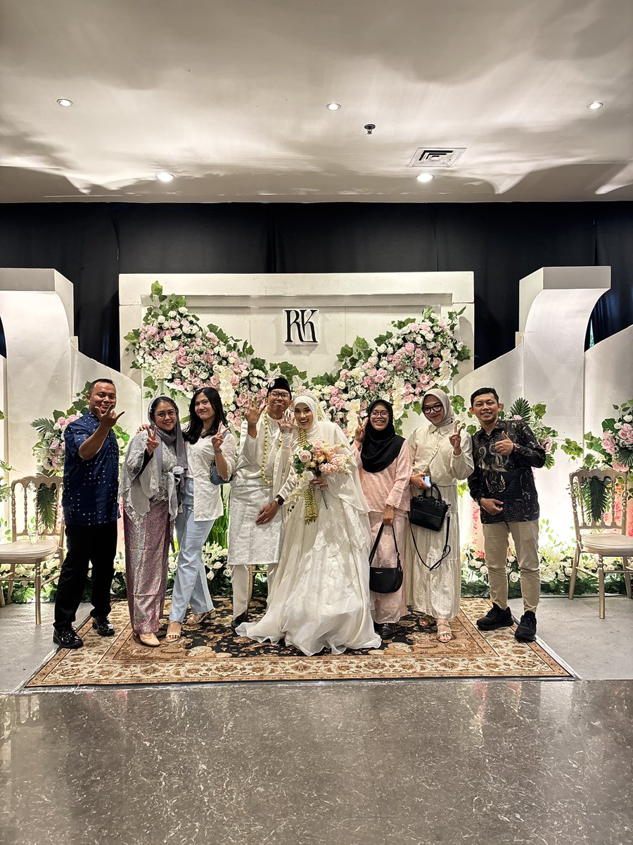 dnizproject's tweet photo. Satu-satu pada nikah, aku kapan? :( https://t.co/ewNbisx2gF