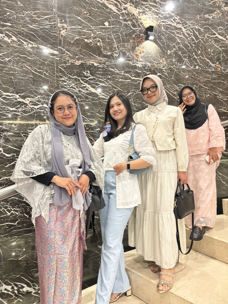 dnizproject's tweet photo. Satu-satu pada nikah, aku kapan? :( https://t.co/ewNbisx2gF