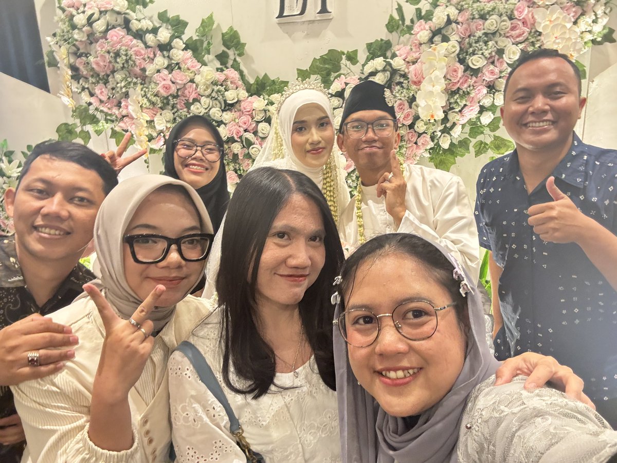 dnizproject's tweet photo. Satu-satu pada nikah, aku kapan? :( https://t.co/ewNbisx2gF