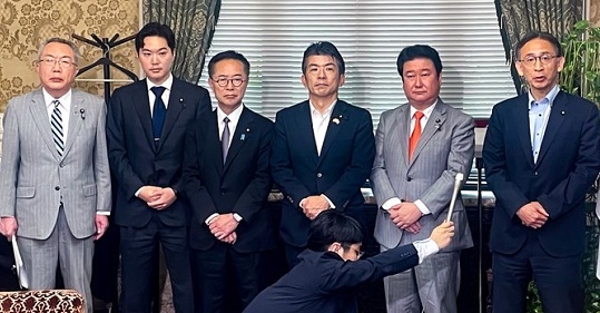 moeruasia01's tweet photo. 【速報】衆参野党「国会会期延長は認めない！」

※野党が反対・欠席しても会期延長は可能（国会法第12条・第13条） https://t.co/MxRyke6TCP