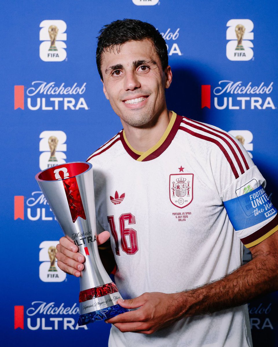 AdrianReyess4's tweet photo. @awpitia Y eso que “No está bien físicamente”  lo físico nunca a sido su fuerte, todo es pura inteligencia y a este hombre le sobra, a Pedri para muchos el mejor mediocampista del mundo, lo opaco en todos los partidos en los que compartió la media cancha. 🐐🩵 https://t.co/GNHRcWBckK