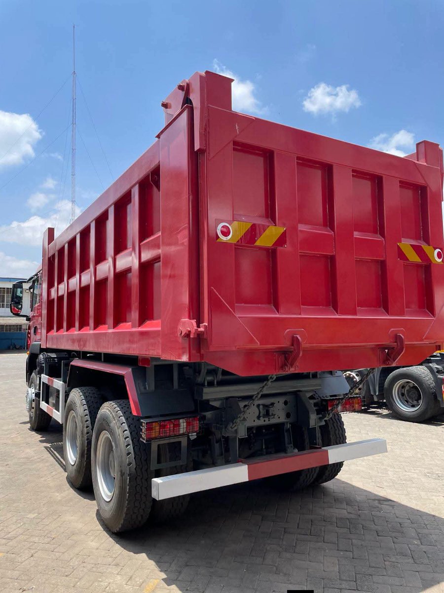 anj_116_'s tweet photo. Howo TX 336 Dump Truck 

Engine: Engine: 9.8L; WD615  
Output:336HP 
Torque: 1350Nm 
Transmission: 10F+2R MT
Fuel Tank: 400L (Aluminium Tank) 
Suspension: Front Leaf Springs; Rear Bogie Suspension 
PTO: Yes 
Hub: Double Hub Reduction 

GVW: 26T 
Tare Weight: 14.63T 
Payload 11T (KENHA WEIGHBRIDGE) 

Price: KES 8,645,000

The TX 336 is an ideal tipper for your quarry to site jobs. If you own a mine or have a license for mining, this big guy can carry as much as 30T from deep in the mines to a collection center where your other tippers with 15-17T payload can collect the material (Ballast, sand and stones).

Financing is Available. Tuongee Biz hapa! 

https://t.co/BOoa5qshz2

☎️ 0720586035
